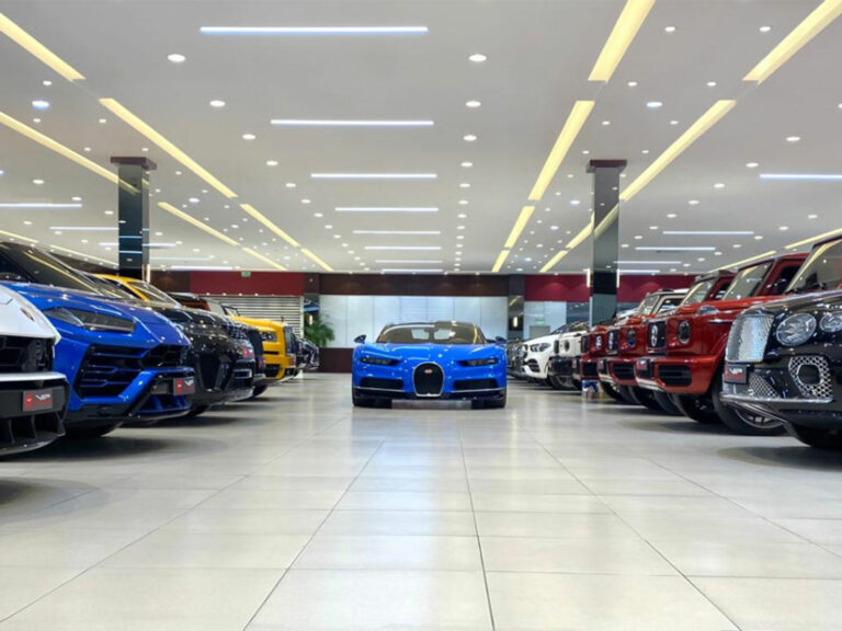 چراغ خطی در نمایشگاه ماشین و موتور سیکلت