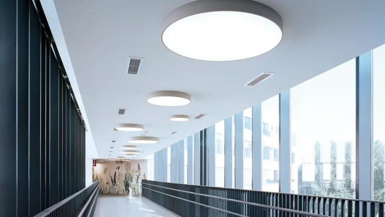 چراغ‌های پنل سقفی (Recessed & Surface Panel Lights)؛ یکنواختی نور، سادگی فرم