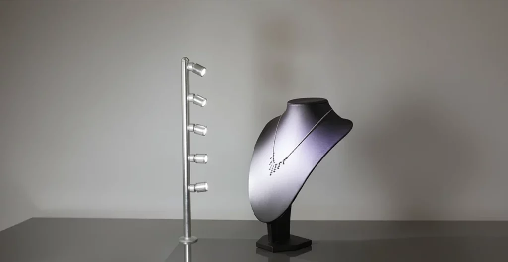 مزیت رقابتی نورا در تولید چراغ‌های سفارشی